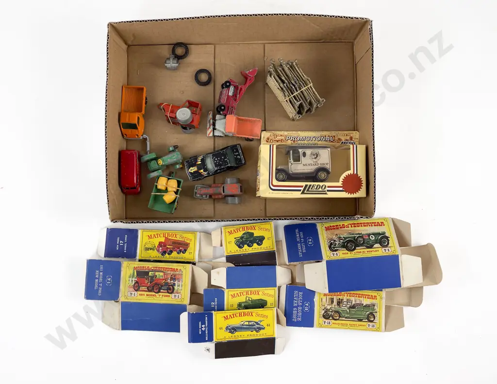 Matchbox Series Empty Boxes with unboxed models and various Image 1++