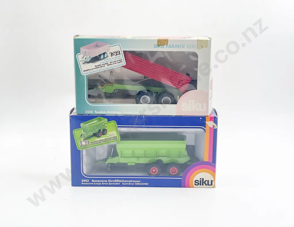 Boxed Siku Farmer Series 1:32 2552 Tandem 2-axled Trailer and 2952 Amazone Large Area Spreader Image 1++