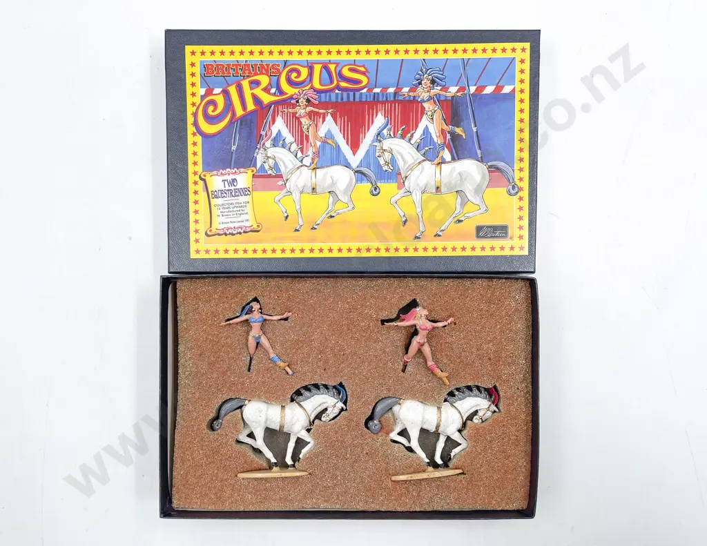 Britains Boxed 8671 Circus Two Equestriennes Image 1++