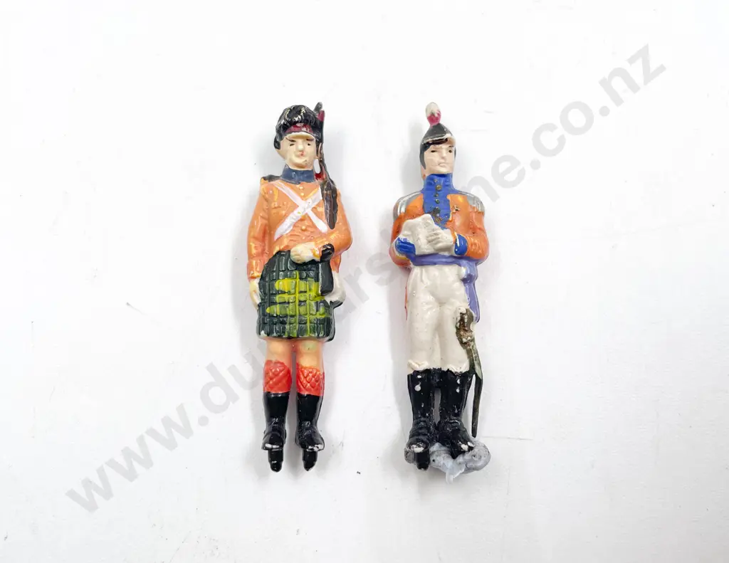 Regal Boxed White Metal Roman Gladiator with removable shield and two mini figures Image 1++