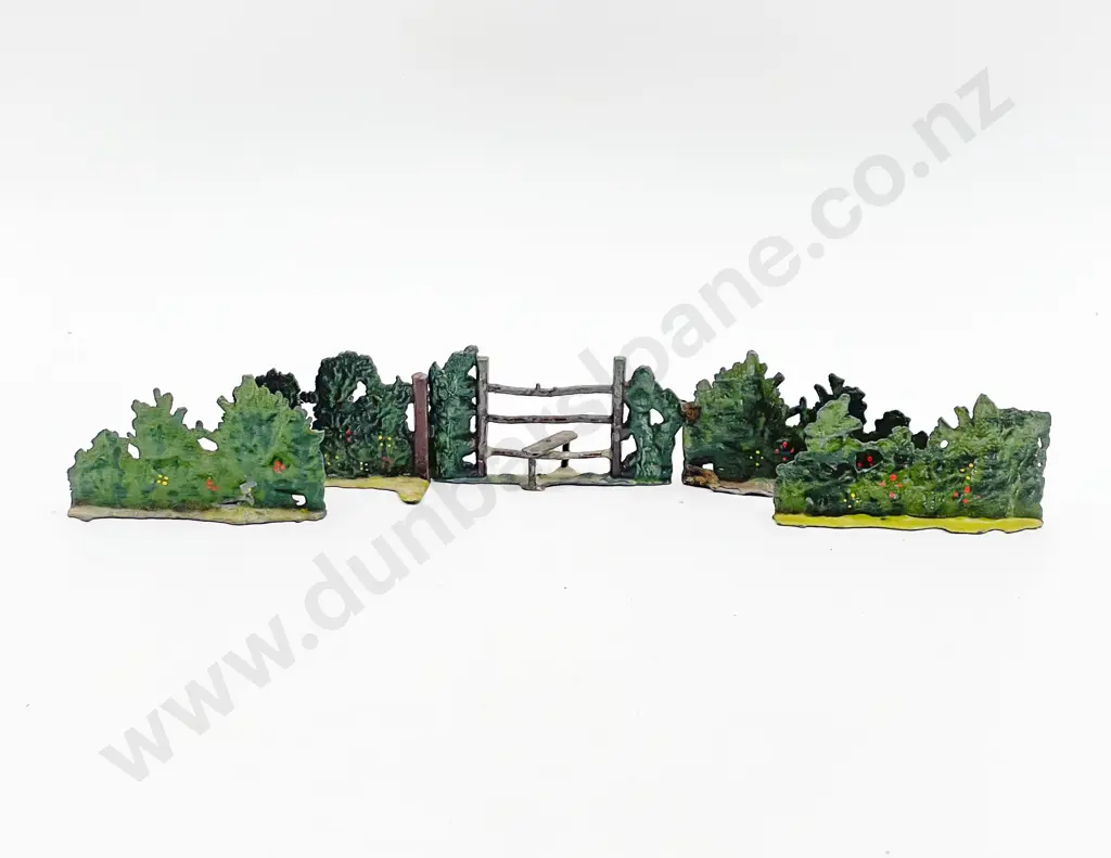 Vintage Britains Metal Garden and Farm Accessories with Large Qty Fencing Image 1++