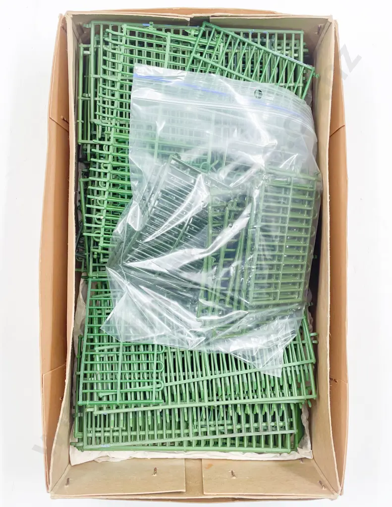 Large Qty Britains Plastic Zoo Fencing with 13 Metal Pieces Image 1++