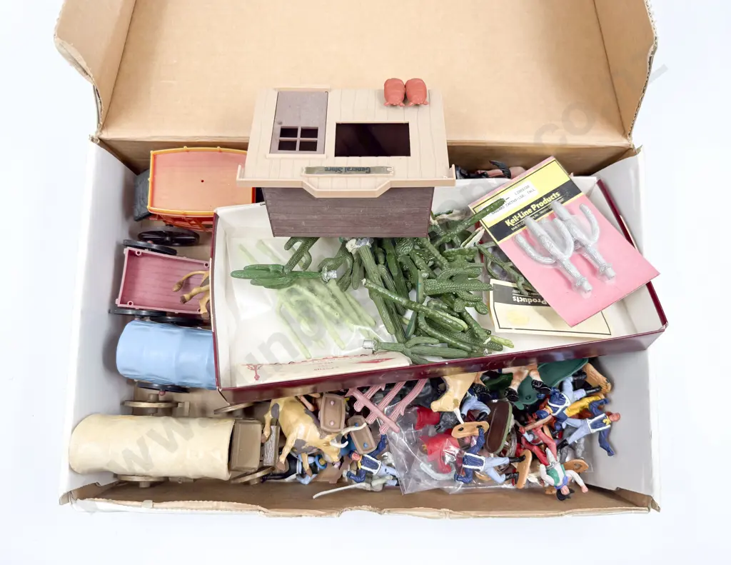 Collection Various Manufacture Plastic Cowboy and Indians Image 1++