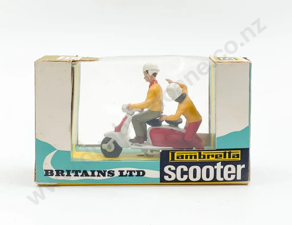 Britains Boxed 9685 Lambretta Scooter and Riders Image 1++