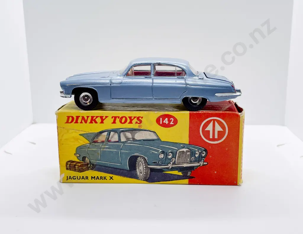 Dinky Boxed 142 Jaguar Mark X with luggage Image 1++