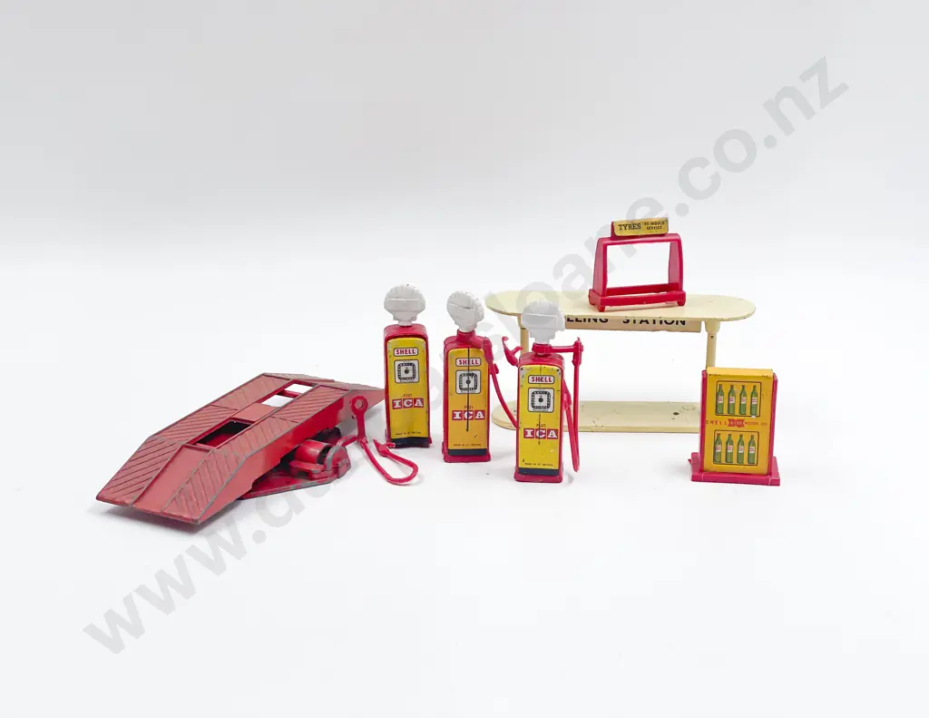 Made in Britain Filling Station and Diecast Garage Hoist Image 1++