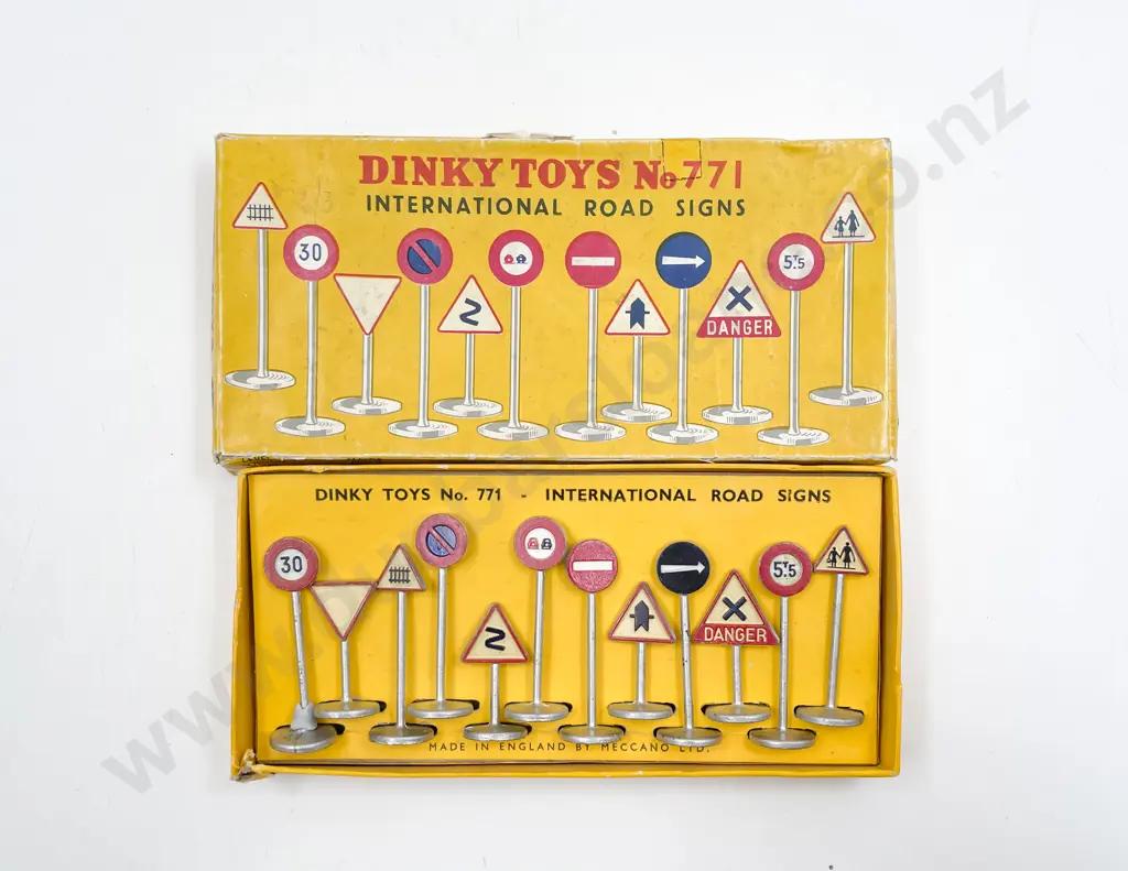 Dinky Boxed 771 International Road Signs Image 1++