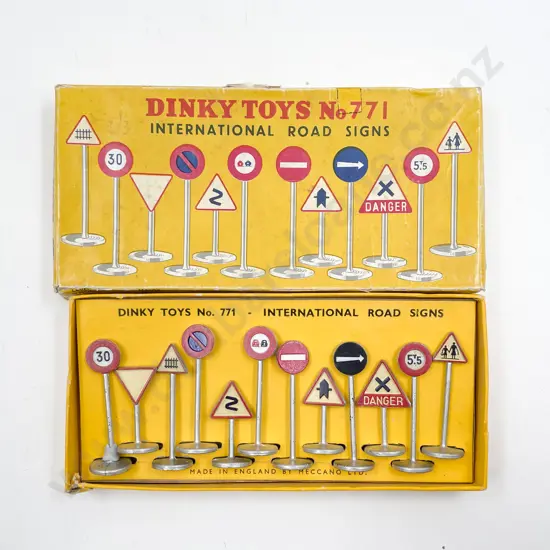 Dinky Boxed 771 International Road Signs