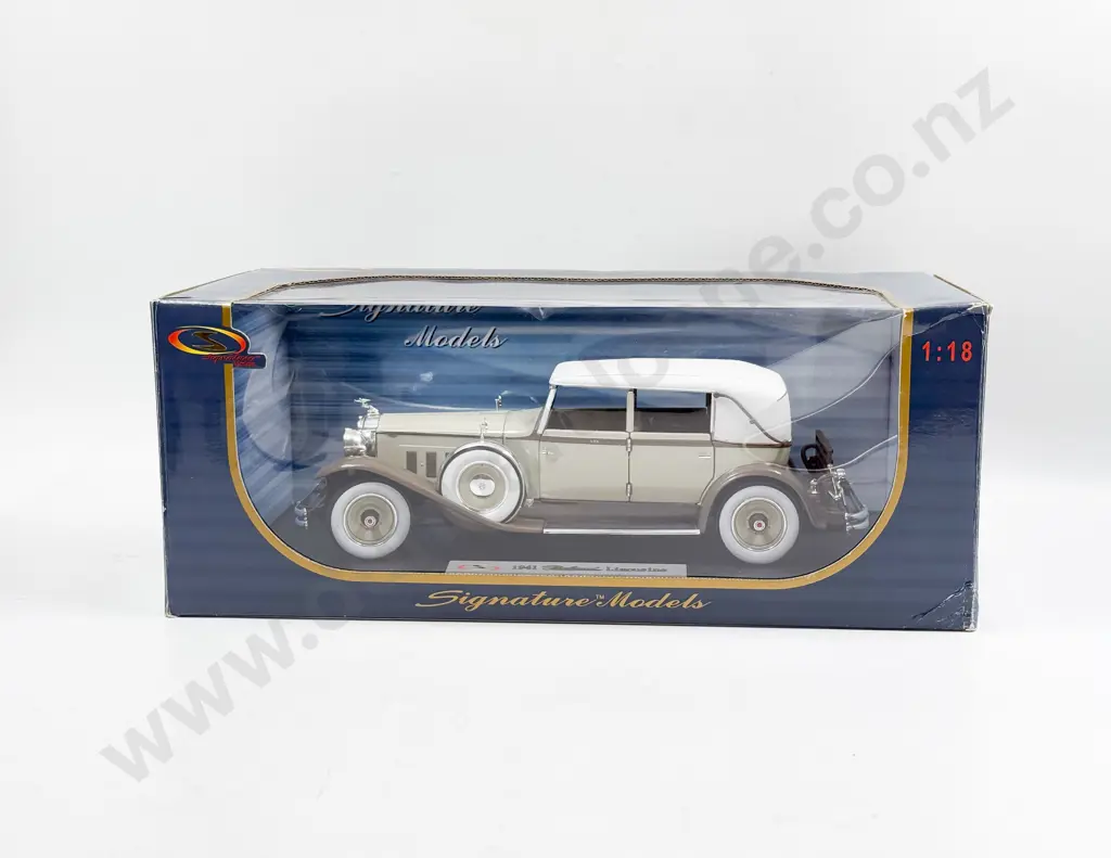 Boxed Signature Models 1:18 1941 Packard Limousine Image 1++