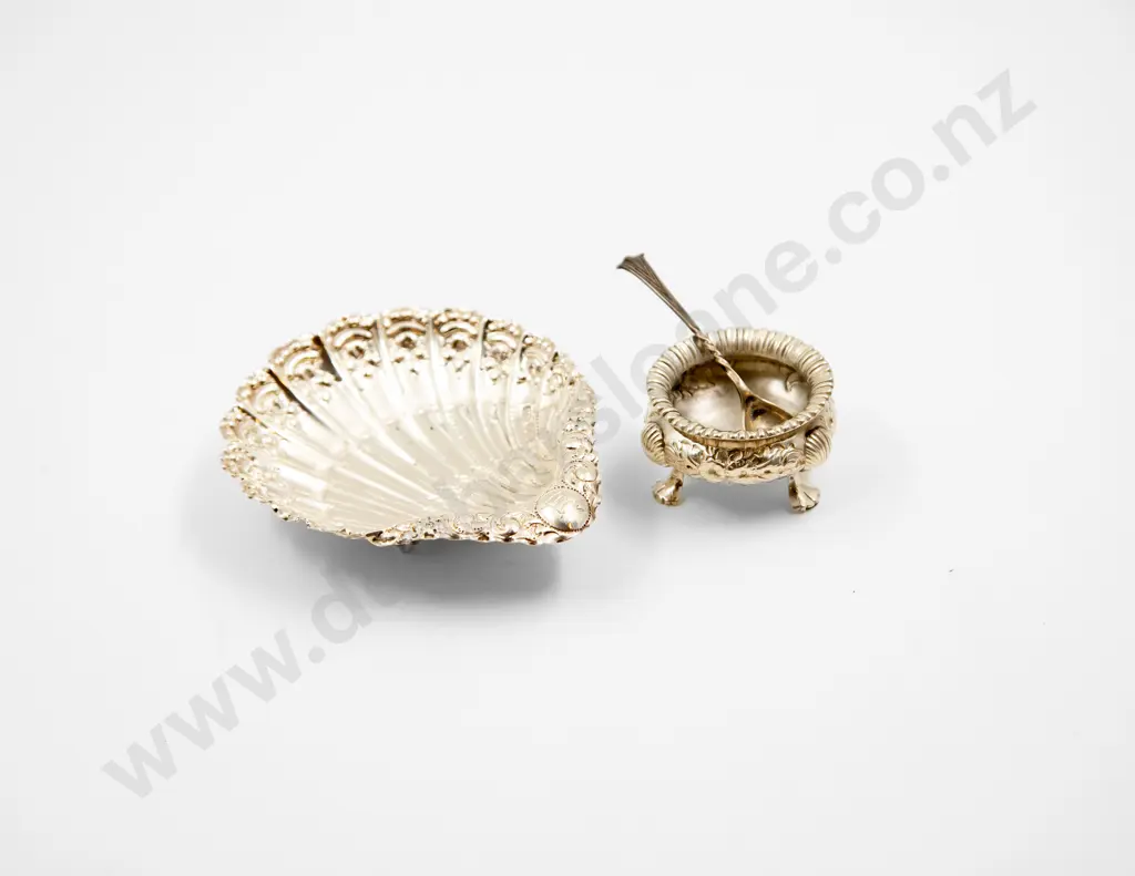 S/S Ornately Embossed Scallop Dish Image 1++