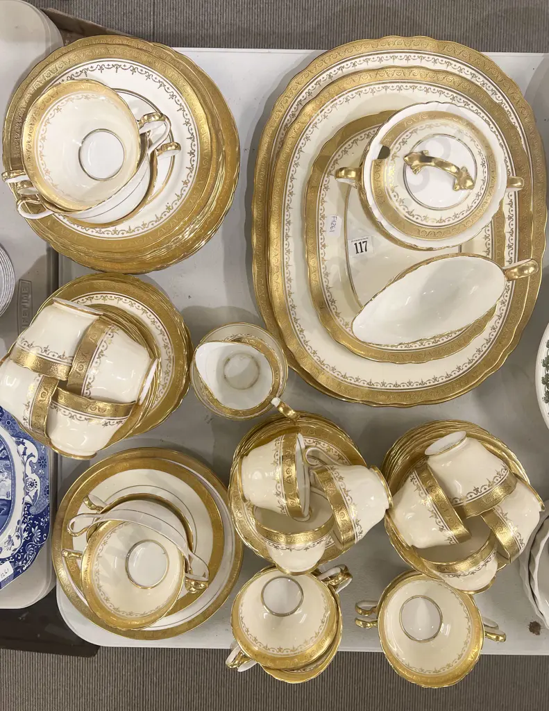 Aynsley Part Dinner Service Image 1++