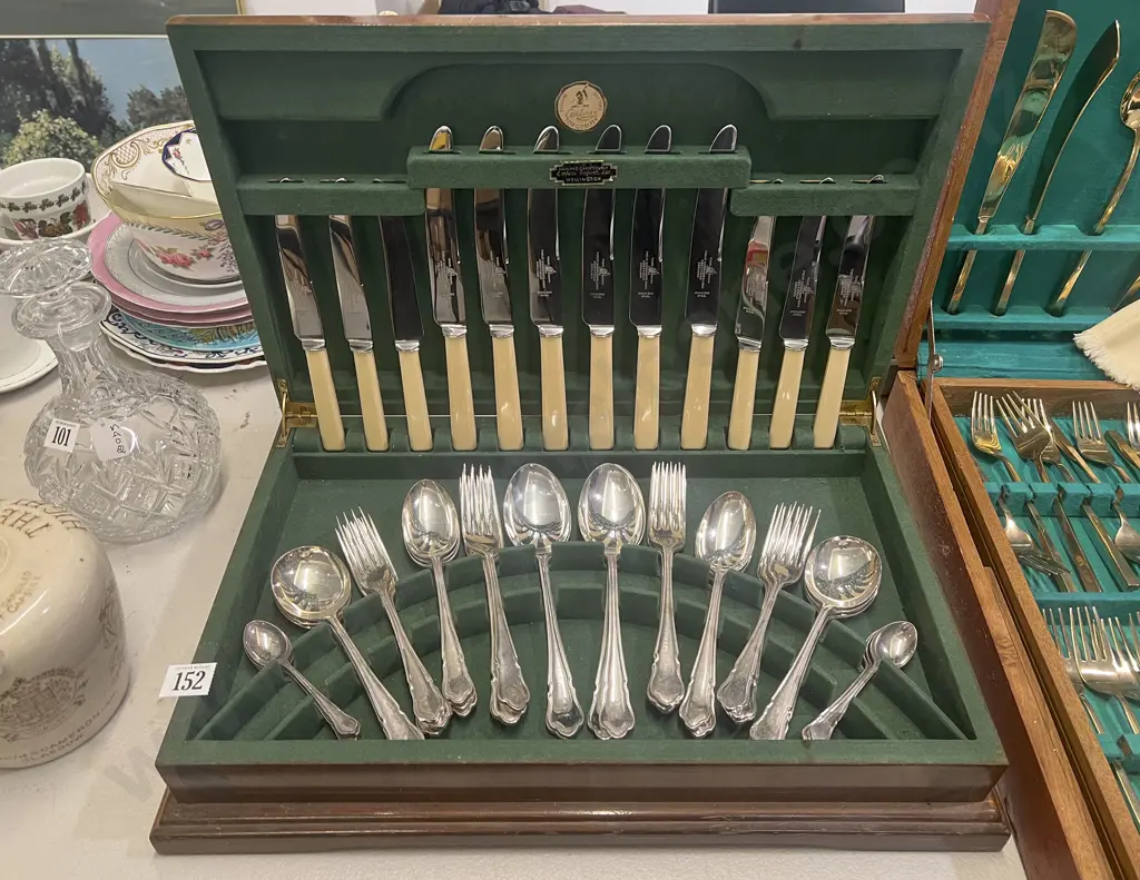 Canteen of Cutlery Image 1++