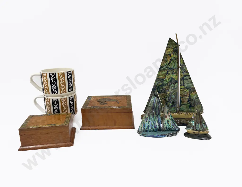 NZ Souvenir Pauaware Cigarette Box Badges & Two Rewa Teacups Image 1++