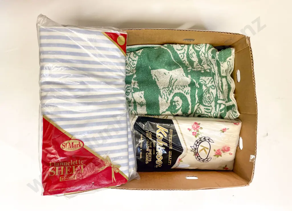 As New Vintage Sheets & Two Towels Image 1++