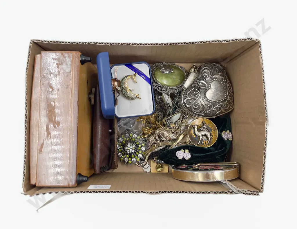 Small Box of Assorted Costume Jewellery etc Image 1++