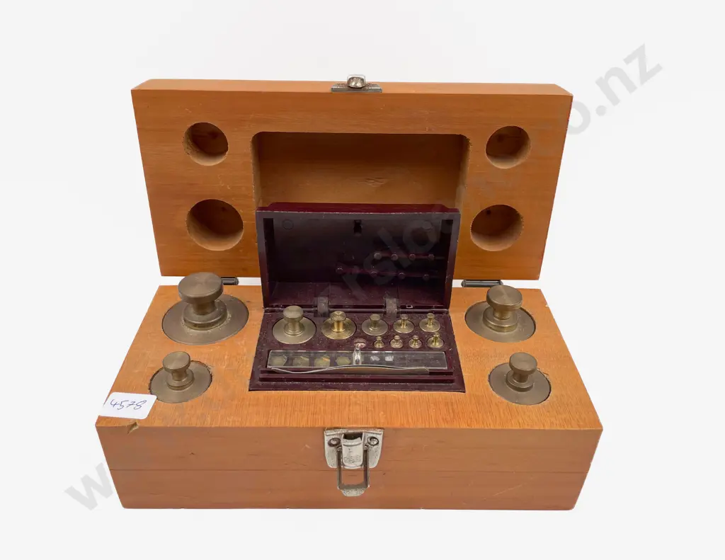 Cased Set of Vintage Micro Weights Image 1++