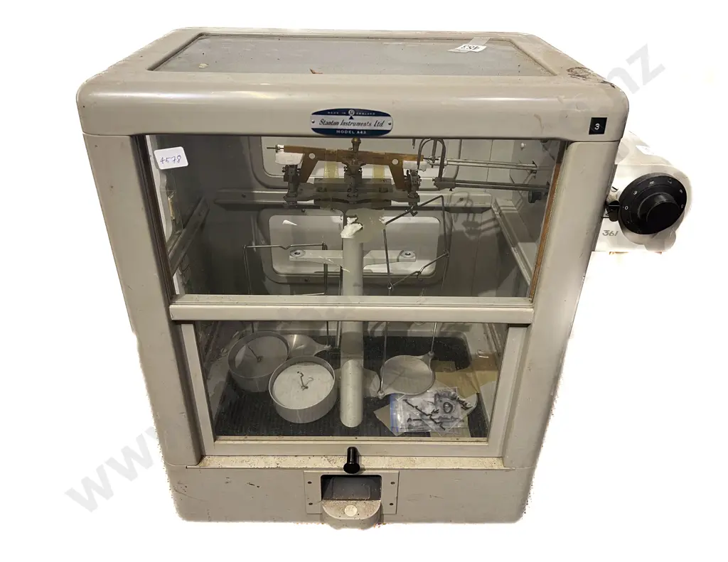 Vintage Scientific Scales in Operating Case Image 1++