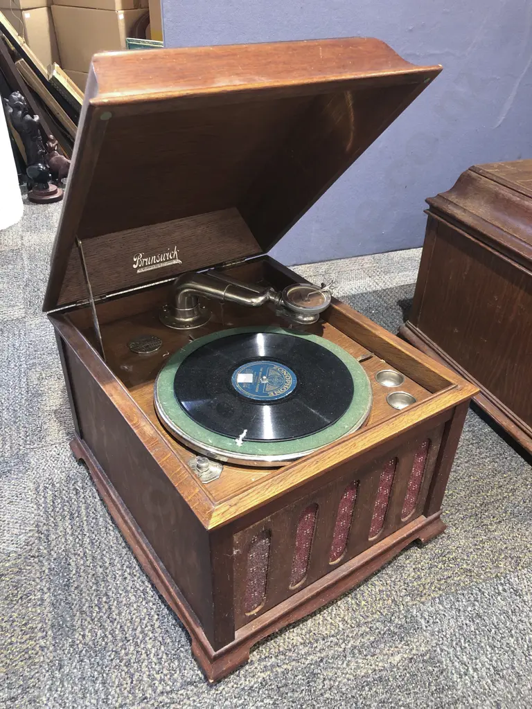Brunswick Oak Cased Table Top Gramophone Image 1++