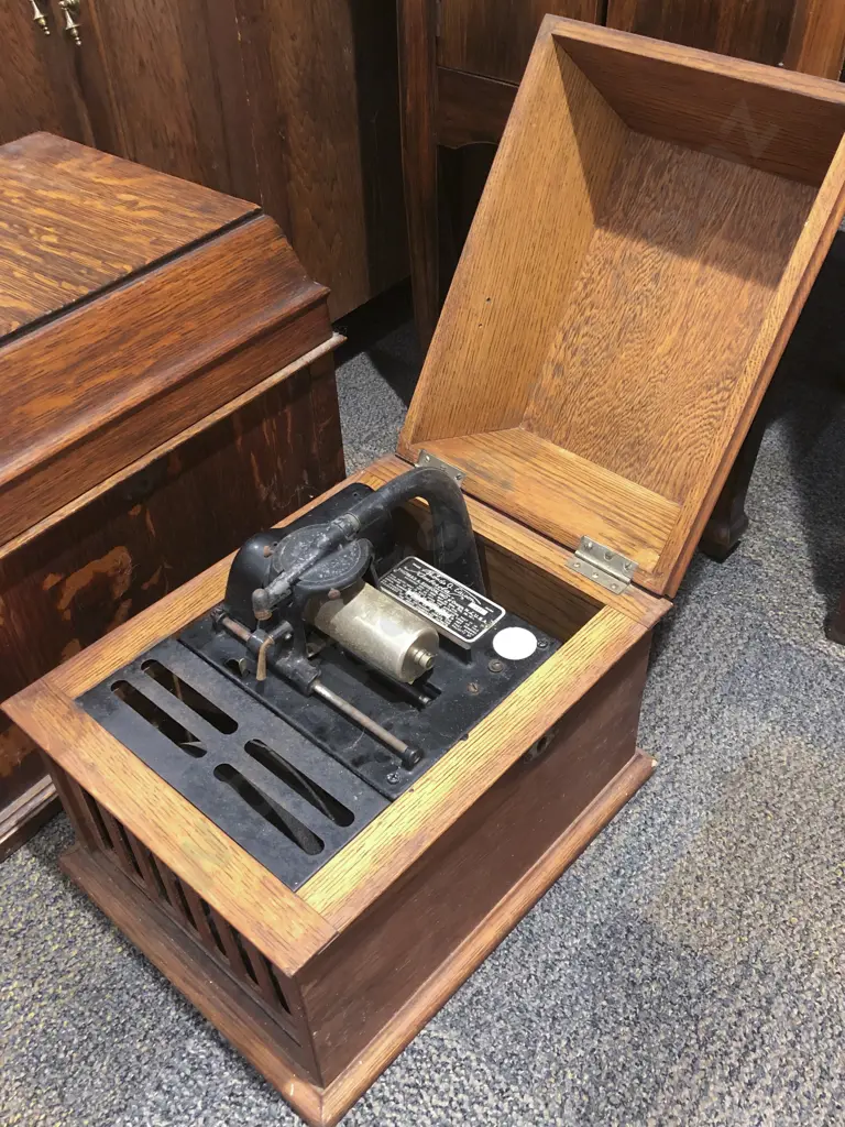 Edison Amberola Oak Cased Phonograph Image 1++