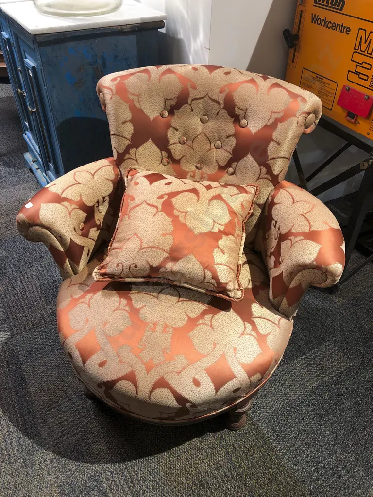 Modern Upholstered Button Back Tub Chair Image 1++