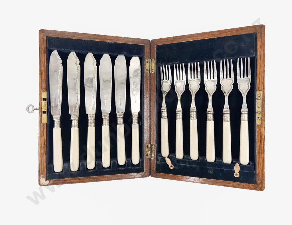 Cased Set of Six S/P Fruit Knives & Forks Image 1++