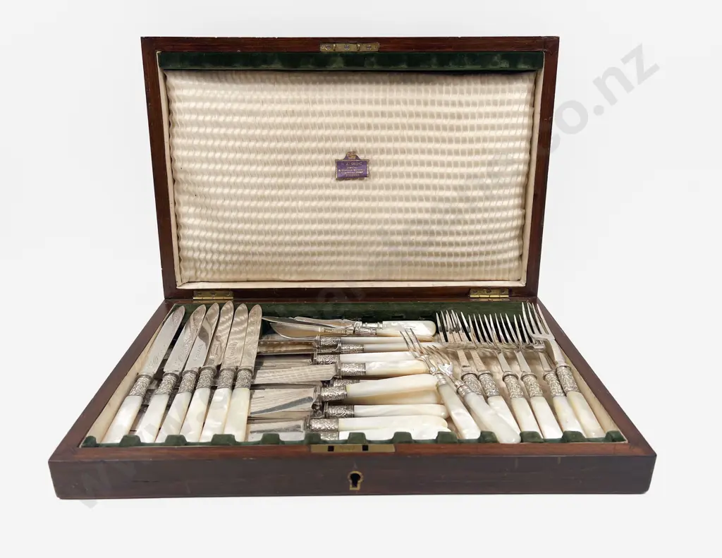 Mother of Pearl Handled S/P Canteen & Cased Set of Six Mother of Pearl Handled S/P Fish Knives & Forks Image 1++
