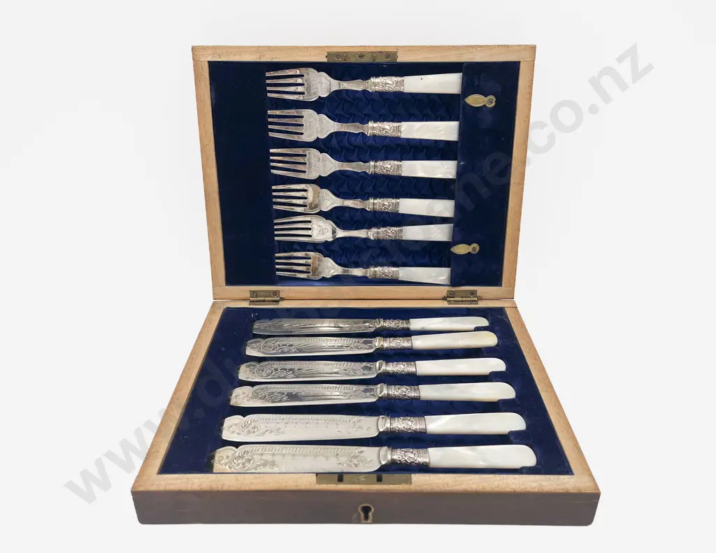 Mother of Pearl Handled S/P Canteen & Cased Set of Six Mother of Pearl Handled S/P Fish Knives & Forks Image 1++