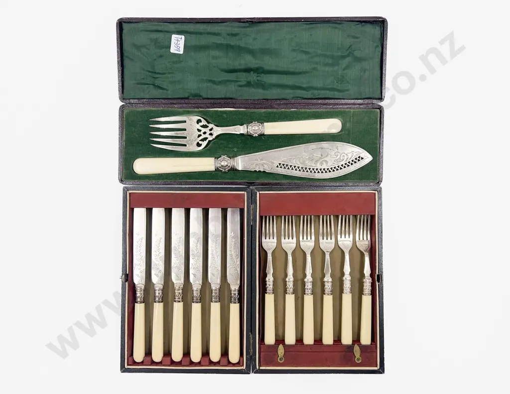 Cased Set of Six S/P Knives & Forks together with Cased Plated Fish Servers Image 1++