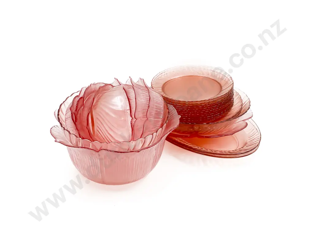 Quantity of Assorted Decorative Glass Serving Ware etc Image 1++