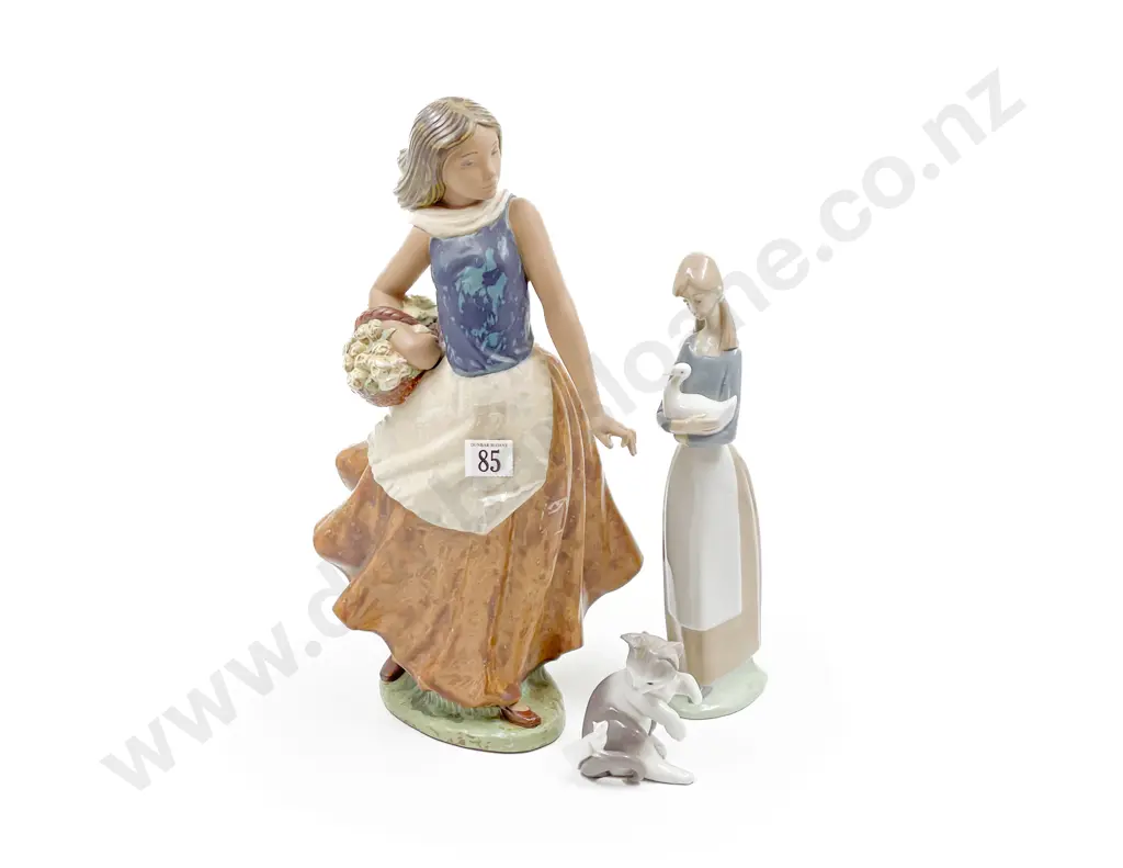 Two Nao Figures together with Lladro Cat Image 1++