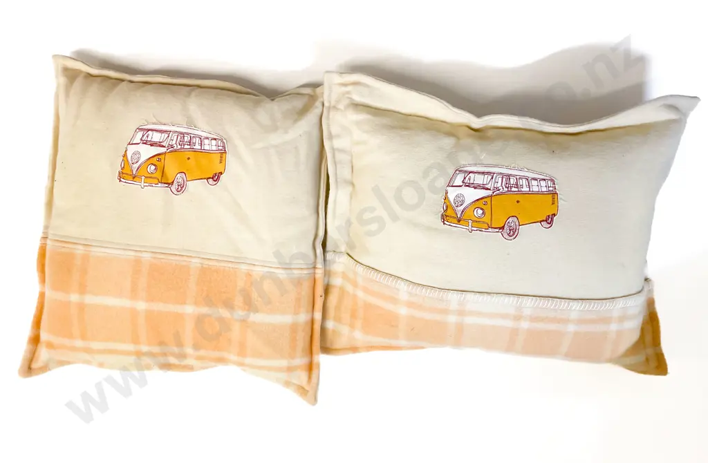 Box of Assorted Linens etc Image 1++