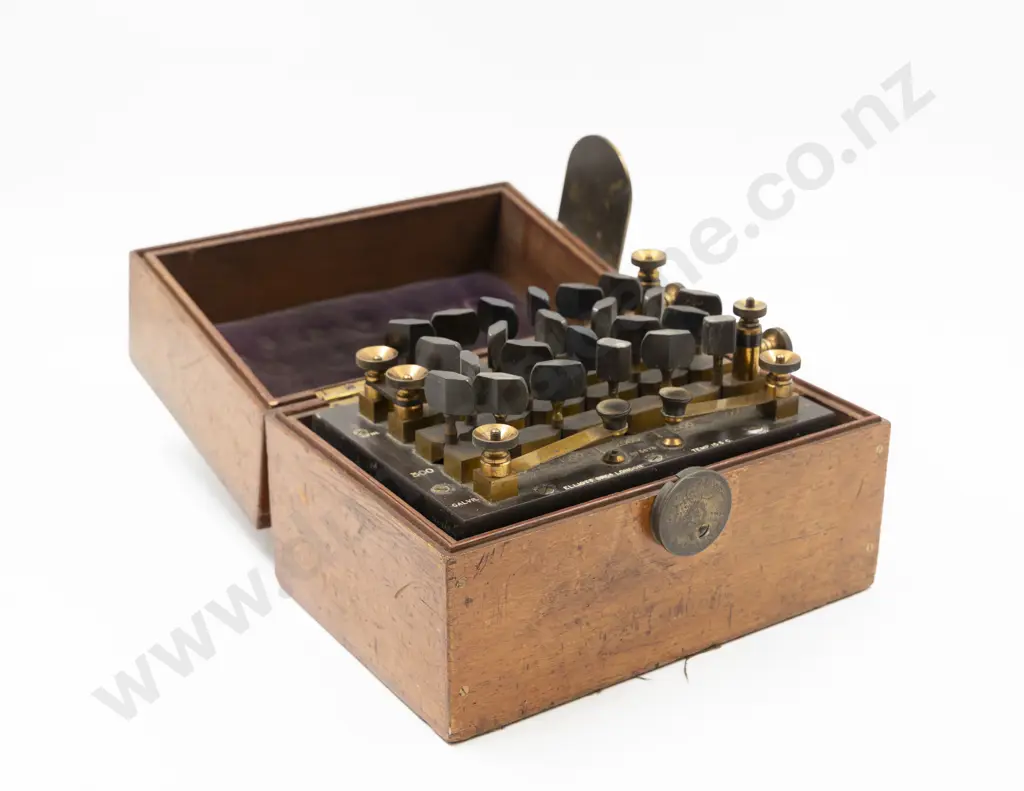 Vintage Mahogany Cased Resistance Box with brass fittings and carrying handle Image 1++