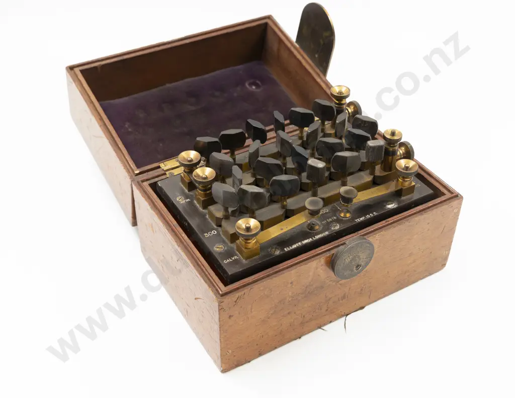 Vintage Mahogany Cased Resistance Box with brass fittings and carrying handle Image 1++