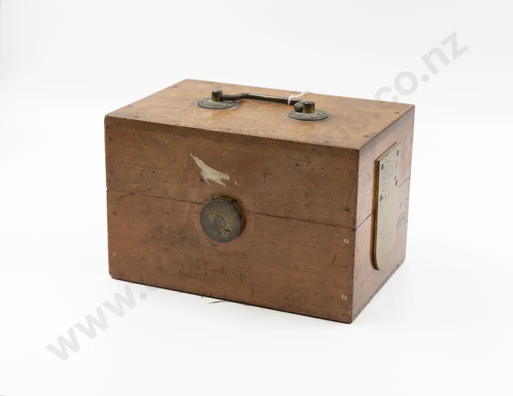 Vintage Mahogany Cased Resistance Box with brass fittings and carrying handle Image 1++