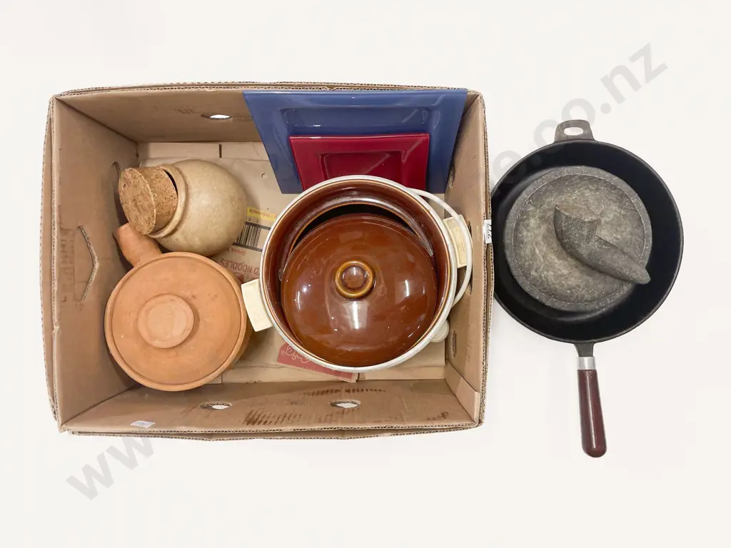 Box Lot of Assorted Kitchen Ware etc Image 1++