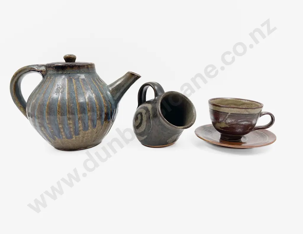 Small Quantity of Assorted NZ Pottery Image 1++
