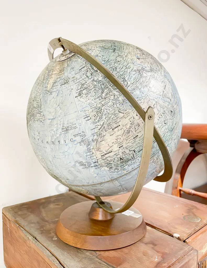 Readers Digest World Globe on Stand Image 1++