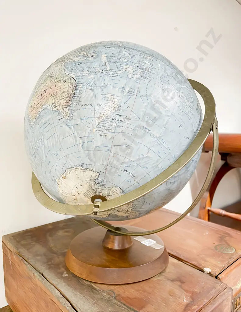 Readers Digest World Globe on Stand Image 1++