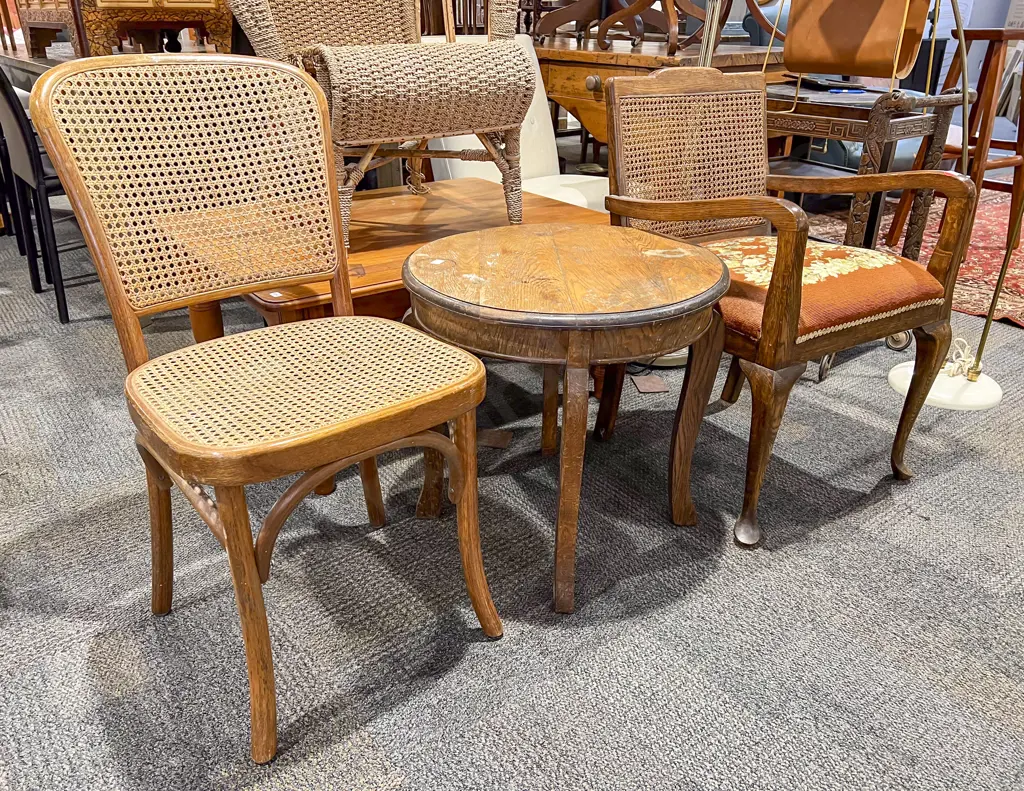 Circular Oak Coffee Table & Two Chairs Image 1++