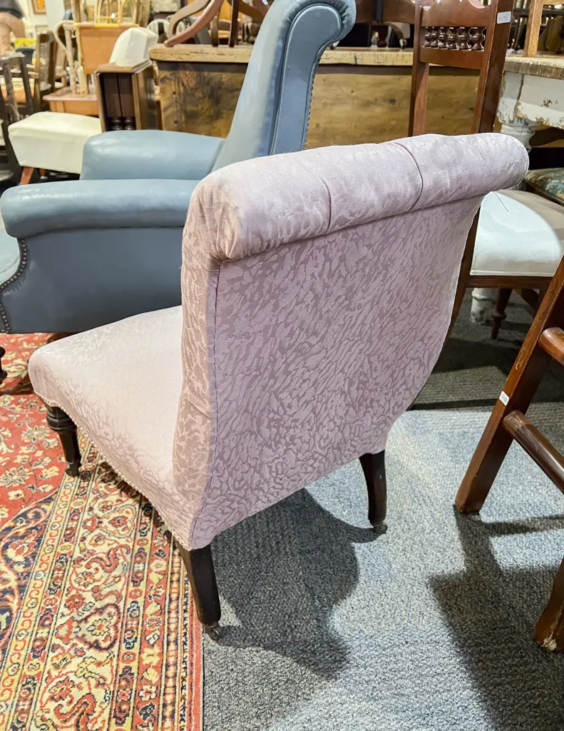 Button Back Nursing Chair Image 1++