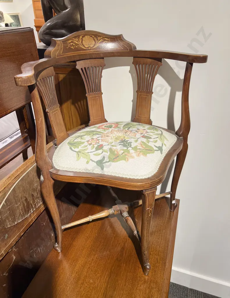 Inlaid Corner Chair Image 1++