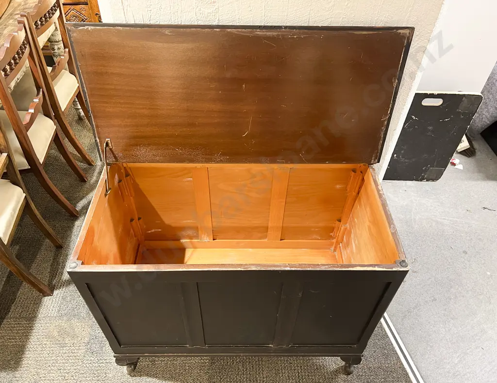 Mahogany Tilt Top Blanket Chest Image 1++
