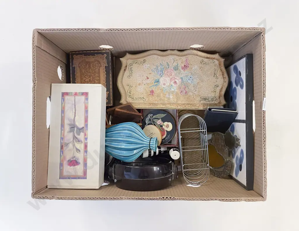 Quantity of Assorted Decorative Boxes Image 1++
