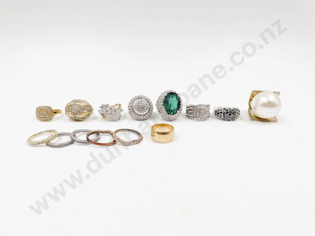 Assorted Collection of Costume Jewellery Dress Rings Image 1++