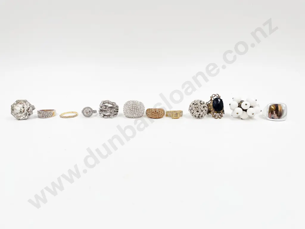 Assorted Collection of Costume Jewellery Dress Rings Image 1++