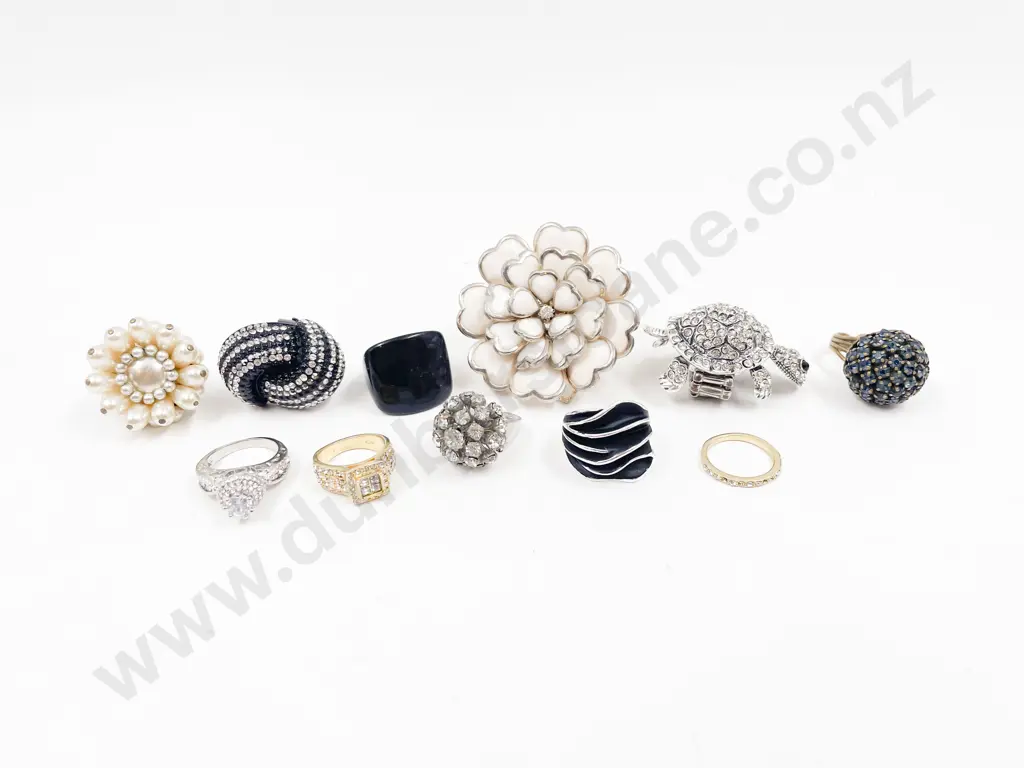 Assorted Collection of Costume Jewellery Dress Rings Image 1++