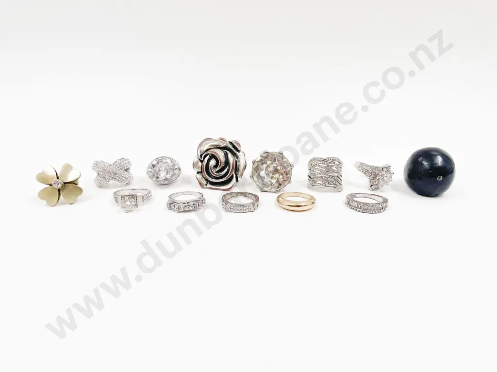Assorted Collection of Costume Jewellery Dress Rings Image 1++