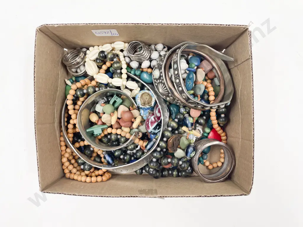 Collection of Assorted Costume Jewellery Image 1++