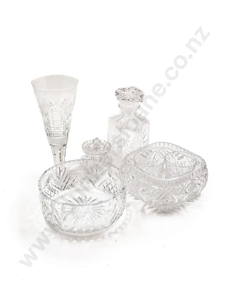 Small Quantity of Assorted Crystal & Glassware Image 1++