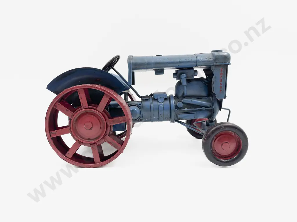 Metal Vintage Ford Tractor Model 28cm Image 1++